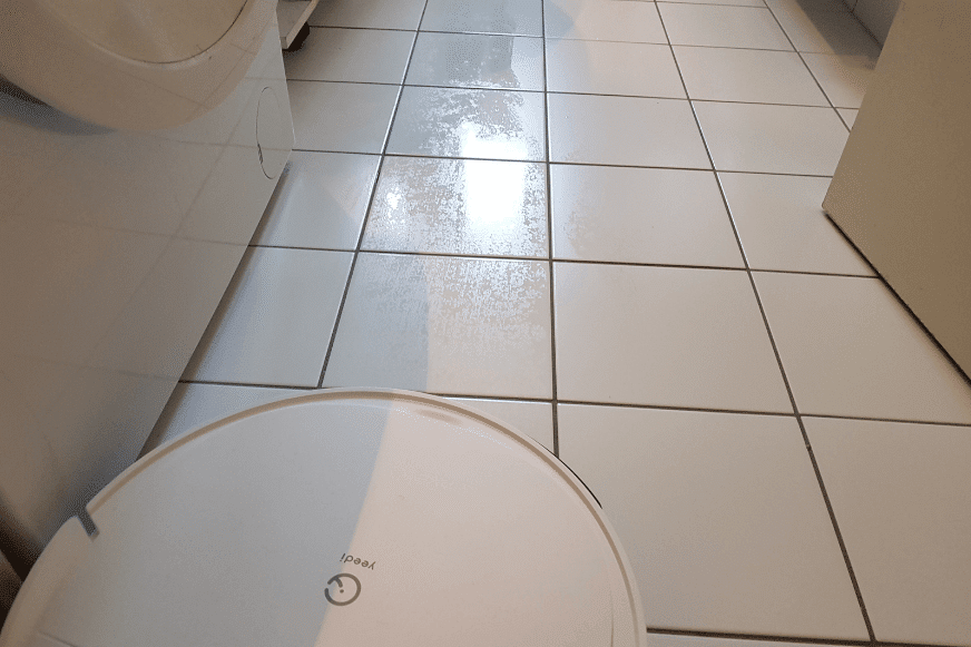 Yeedi Vac 2 Pro wischt den Fliesenboden im Bad